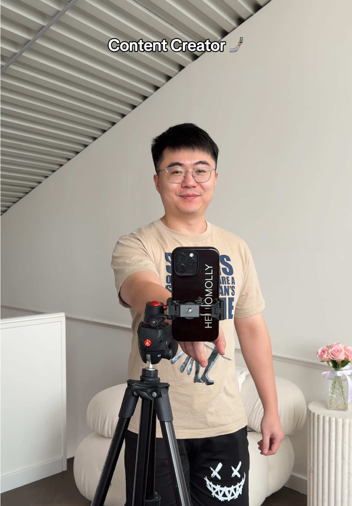 Damon does it all! 🫶🏽✨🎀 #hellomolly #hellomollyteam #officetok #genzhumor 