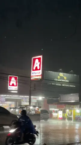 Tidak semua orang suka hujan,tapi semua orang punya kenangan tentang hujan.🌧️🌧️ #foryoupage #fyp#storywa #fypdonggggggg#vibeshujan #asthetic #hujan #vibesmalam#sadstory #balikpapanpride #balikpapantiktok 