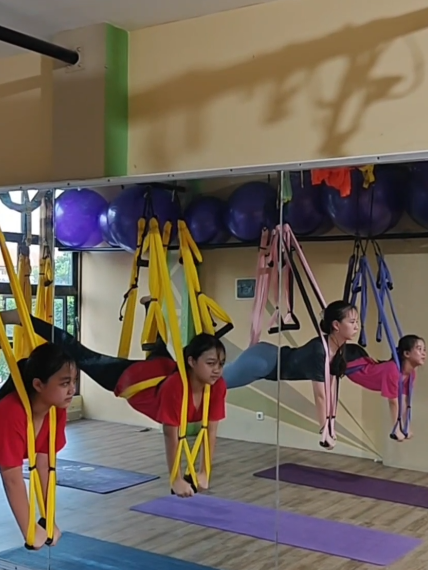 Teens vs Mom🥳 Swing yoga Lychel Yogafitness Coach @tatalychel #tatalychel #lychelyogafitness  #yoga #yogasurabaya #flyyoga #flyyogasurabaya #flyhighyoga  #flyyogaclass  #privateyoga #yogaprivate #privateswingyoga #privateflyyoga #teachertrainingaerialyoga #teachertrainingflyyoga #teachertrainingswingyoga #aerial #aerials #aerialyoga #aerialsurabaya #aerialyogatraining #silk #silks #antigravity #antigravityyoga  #antigravityfitness  #antigravityclass #swingyoga #swings #hammock #swingyogasurabaya