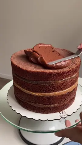 Hoje estou decorando um bolo super especial! Um bolo de festa feito com a nossa massa amanteigada, fofinha e deliciosa. Cada detalhe é preparado com muito carinho, porque aqui temos confeitaria com amor! #cake #cakedecorating #ganache #bolo #dicas #confeitaria #rj 