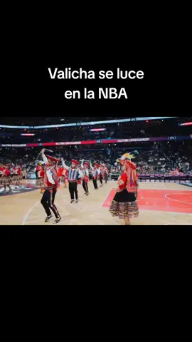 FAMOSA DANZA PERUANA VALICHA SE LUCIÓ EN LA NBA La cultura peruana volvió a brillar en Estados Unidos. La tradicional Valicha encabezó el espectáculo de un encuentro de la NBA, con la presentación de un baile en el medio tiempo del partido entre Washington Wizards y Miami Heat, disputado en la capital de Estados Unidos. El Capital One Arena fue testigo de la Valicha, danza que simboliza la tradición y el folklore del país de manera única. Miles de personas aplaudieron a los danzantes nacionales, quienes tuvieron como finalidad invitarlos a conocer nuestro país. Compuesta en 1945 por el músico Miguel Ángel Hurtado, Valicha está inspirada en una joven cusqueña conocida por su simpatía y gracia.  A lo largo de los años, esta pieza se ha convertido en uno de los huaynos más emblemáticos de la música andina peruana, símbolo de identidad cultural y orgullo nacional. #Valicha #Washington #EstadosUnidos #NBA #CulturaPeruana #Noticias360Perú 