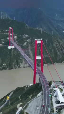 Il ponte Xingkang, nella provincia del Sichuan, è un vero capolavoro di ingegneria che attraversa il fiume Dadu. Con i suoi 1,4 km di lunghezza e un investimento di oltre 1 miliardo di yuan, è conosciuto come la 