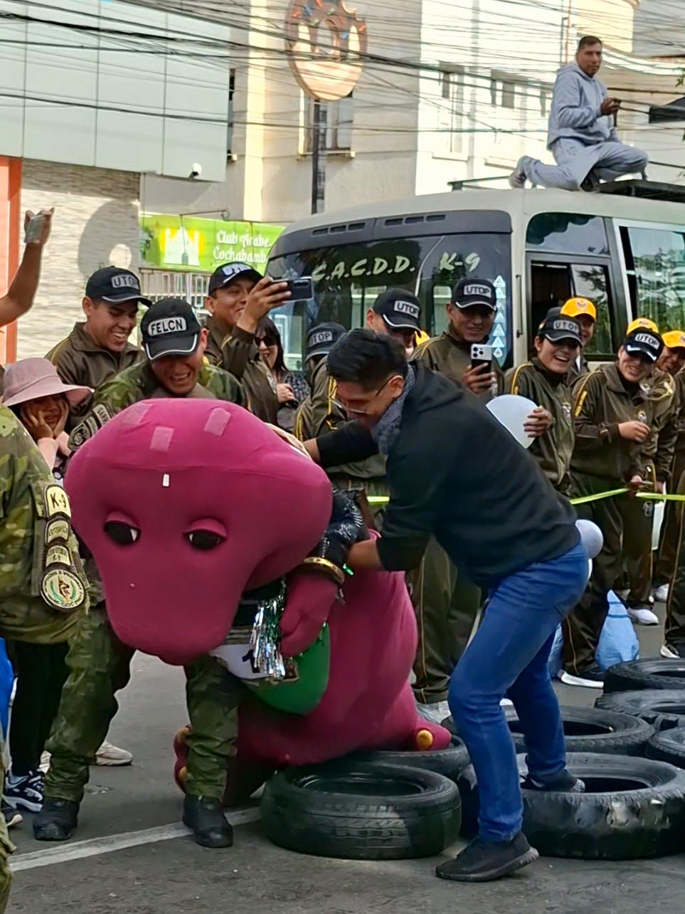 #barnie #caida #comedia #carrerabotargas #cochabamba_bolivia🇧🇴 