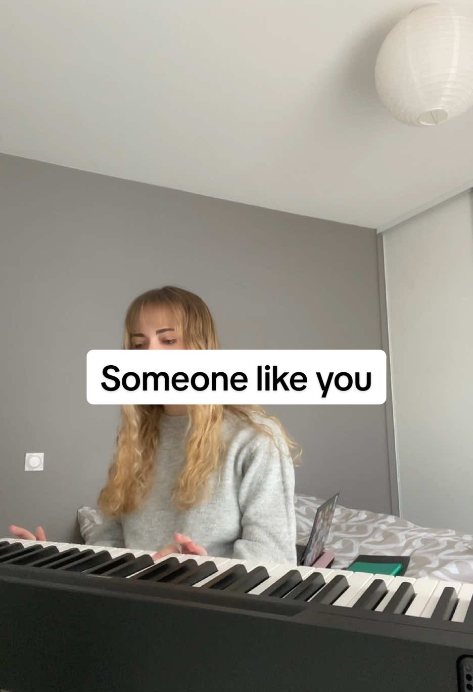Je débute donc c’est loin d’être parfait ! #somoenelikeyou #adele #chant #chanter #cover #piano 