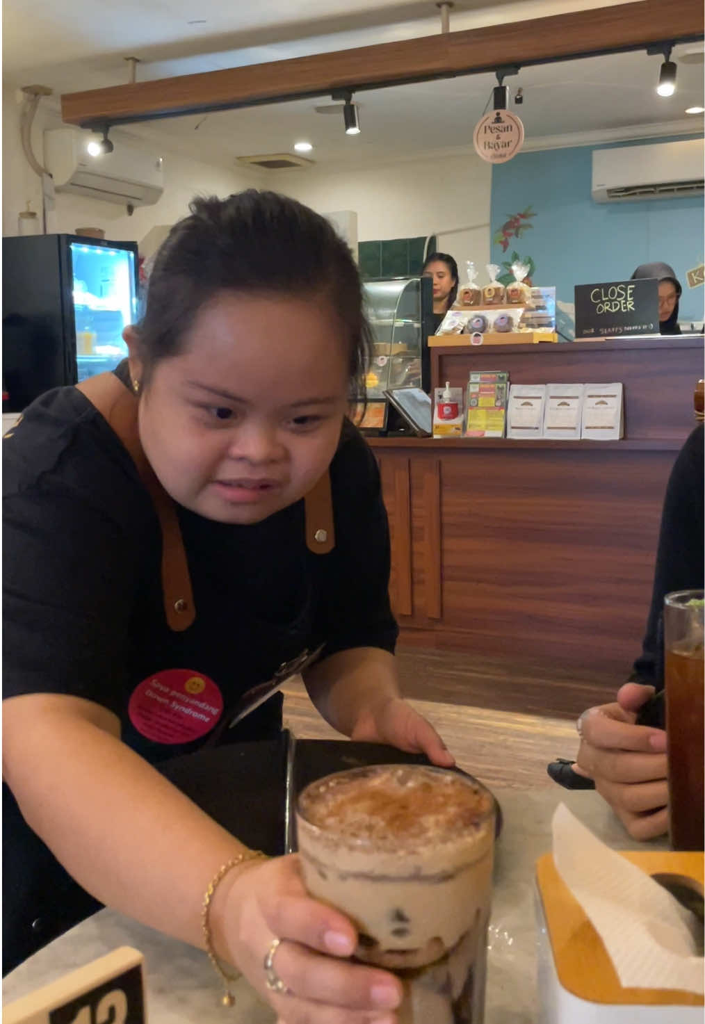 not a proper video tapi dateng ke cafe with down syndrome barista bener2 experience yg beda bgt!! kayak hati kita langsung lembut aja gitu rasanya? and tentu proud with them🥹 #kopikamu #jakarta 