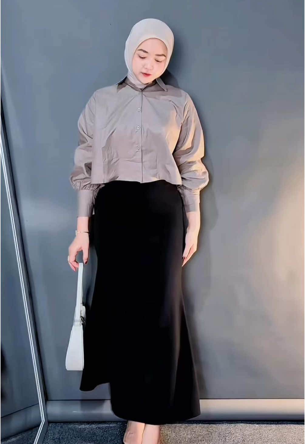 Rekomendasi kemeja crop by @katalunaclothing #kemeja #croptop #OOTD #ootdhijab 