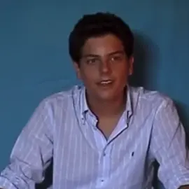 Carlo Acutis nasceu em 1991, em Londres, e cresceu em Milão, na Itália. Desde pequeno, era muito religioso e apaixonado por tecnologia. Ele criou um site para divulgar milagres eucarísticos. Aos 15 anos, foi diagnosticado com leucemia e ofereceu seu sofrimento a Deus. Morreu em 2006 e foi beatificado em 2020, sendo chamado de 