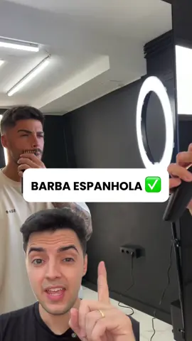 👉🏻Já estava sabendo desse estilo? Acho muito mais usual para a maioria dos homens, visto que ela valoriza a linha da barba na bochecha, valorizando ainda mais os traços do rosto com o preenchimento e suavidade dos fios . . . #barbearia #visagismo #barbaespanhola #barba #cortemasculino #oldmoney #modamasculina 