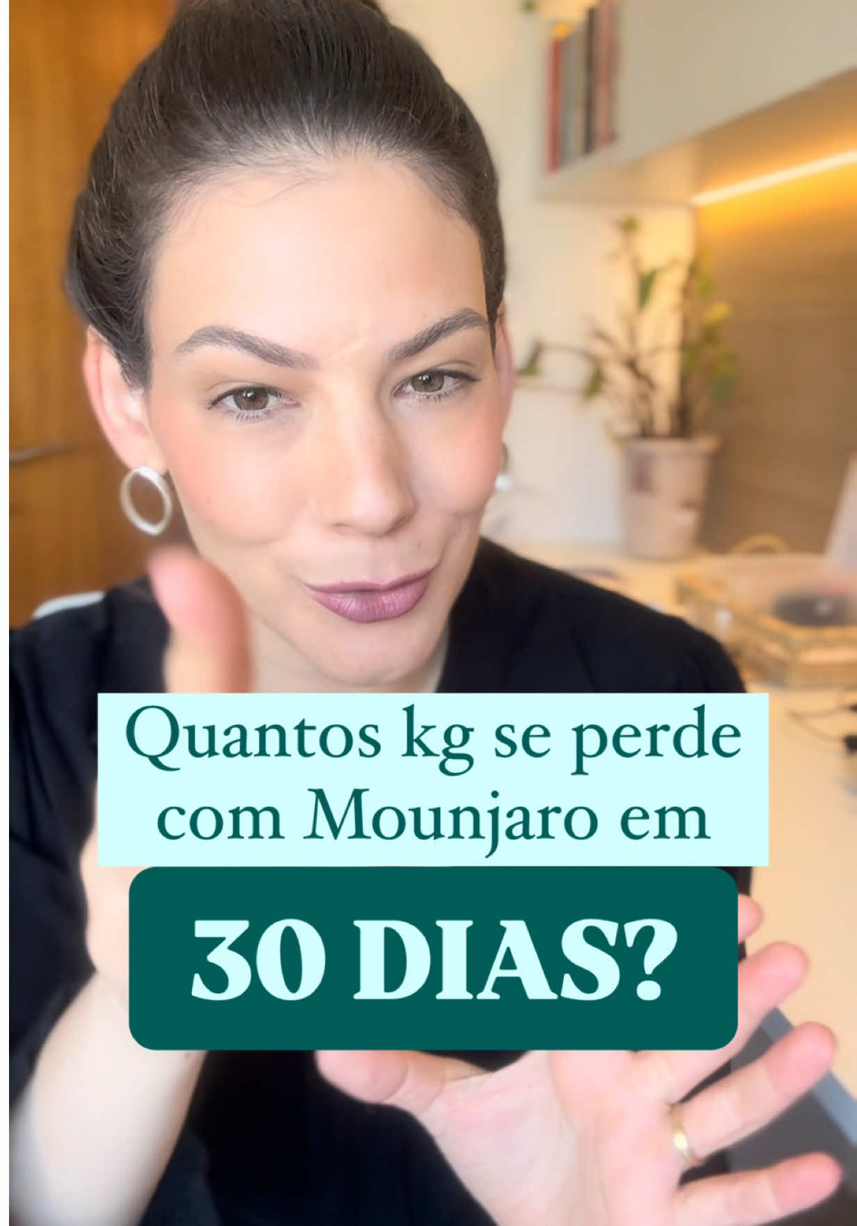 A pergunta que mais recebi nos últimos dias: “Quantos kg se perde usando o Mounjaro por um mês?” A resposta real é: em média 3% a 4% do peso corporal no primeiro mês – mas tudo depende do seu peso inicial e, principalmente, da continuidade do tratamento! Usar apenas um mês pode gerar frustração e prejuízo, então é importante ter o acompanhamento certo. E aí, o que tu achou dessa média de perda? Comenta aqui! #Mounjaro #Tirzepatida #mounjaroupdate #Endocrinologia #TratamentoSeguro