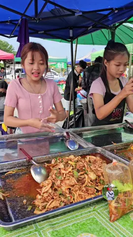 สาวน้อยน่ารักขยันค้าขาย พูดเป็นขายเก่ง เจ๊รัตน์ยำแซ่บ ตลาดนัดคลองถมท่าเรือ อยุธยา #yummy #ยำแซ่บ #เจ๊รัตน์ยำแซ่บ #ตลาดนัดคลองถมท่าเรือ #อยุธยา #ตะลอนถ่ายคลิป 
