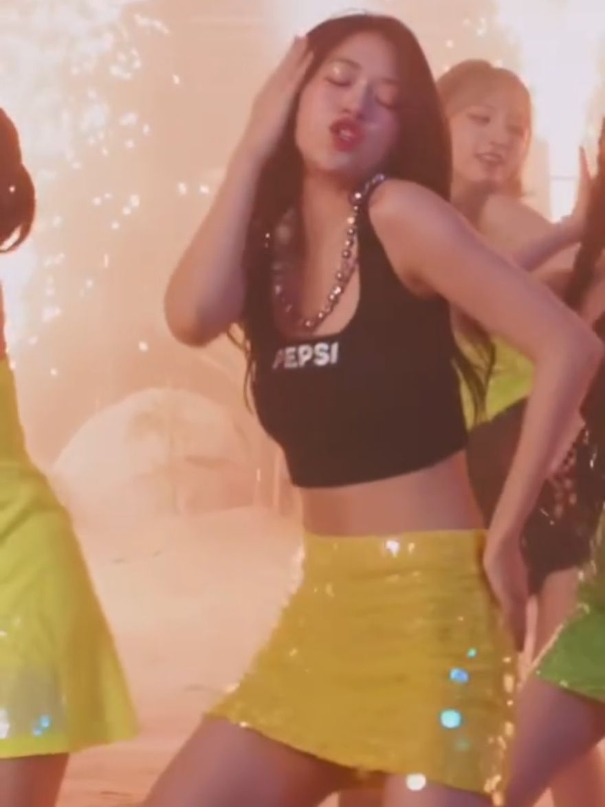 She knows she's hot asf🛐 #yujin #anyujin #ive #kpop  #안유진 #아이브 #ユジン #アイヴ #fypage #foryou #fyp 