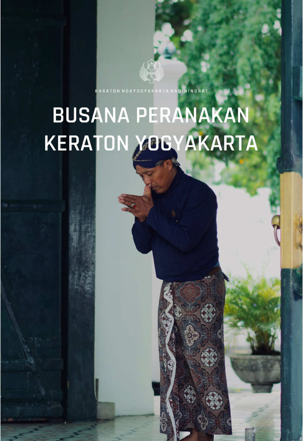 Halo sahabat Keraton! Tahukah kamu jika jumlah kancing pada baju ada maknanya? Kenalan yuk dengan busana Abdi Dalem Keraton Yogyakarta! #BusanaPeranakan #AbdiDalem #InfoKraton #Jogja #KratonJogja 