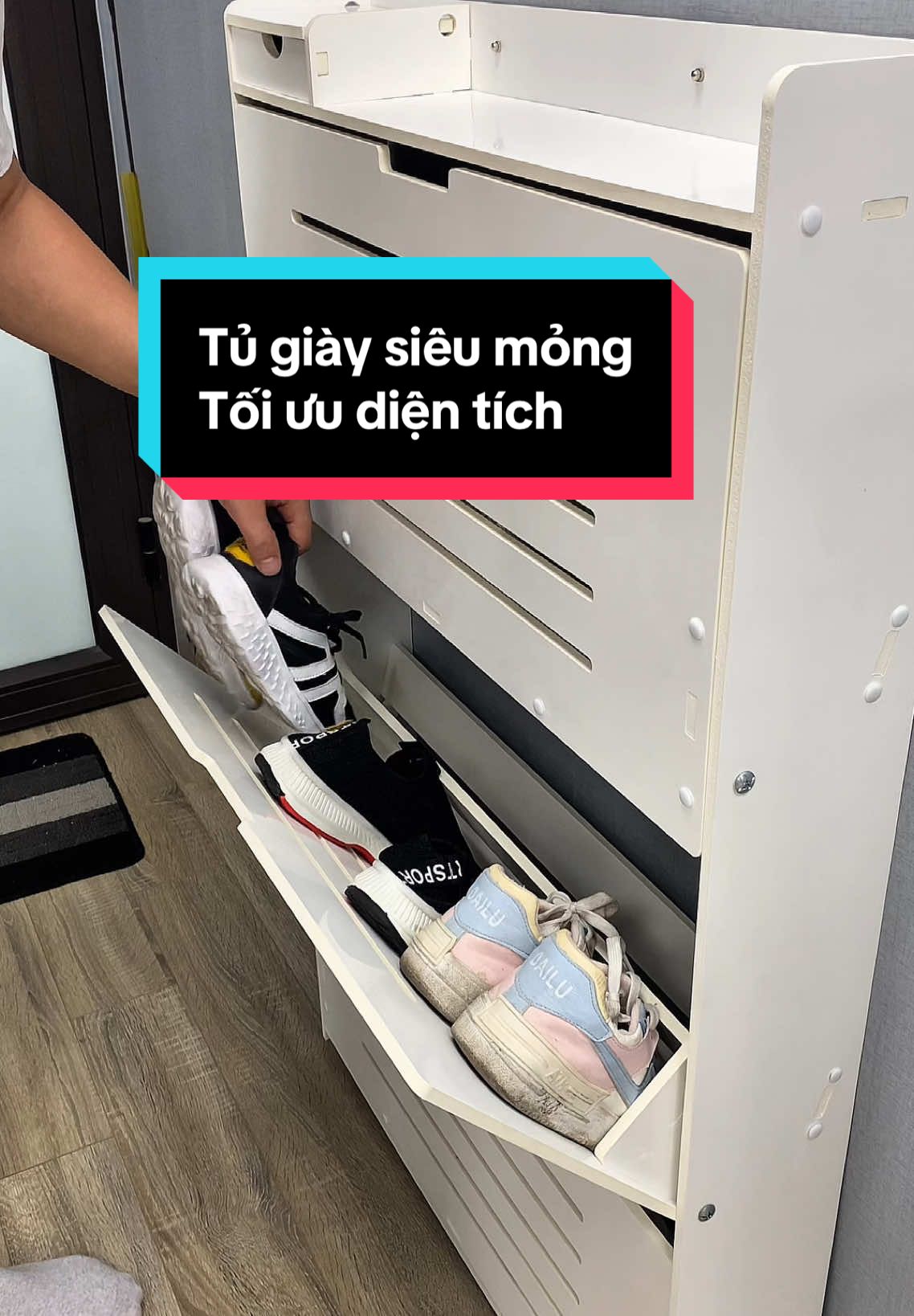 Mẩu tủ giày thông minh cánh lật đặt sau khe cửa, phù hợp với các căn hộ nhỏ, nhà trọ, homestay, chung cư mini #tugiaymini #tugiaycanhlat #tudegiaydep #tugiay #tudegiay #tugiaycanhlat #tugiaysieumong #tugiaygiadinh #noithatchungcu #giadungtienich #kedegiay #kedegiaydep #noithat #locxoaydecor 