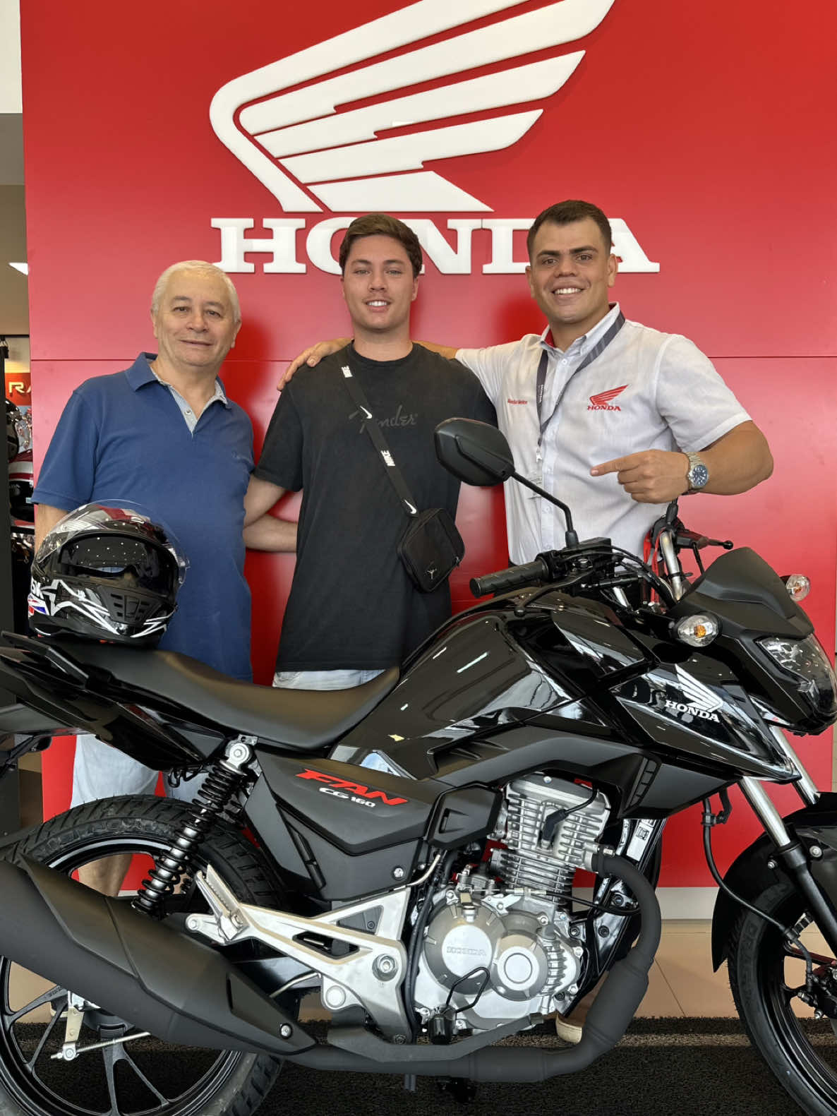 Mais uma conquista realizada! Parabéns, Matheus, pela sua nova Fan 2025. Que essa máquina te leve a muitos caminhos de sucesso! Agradecemos a sua confiança!🙌🏼✅ . . . . #motos0km #motoshonda #fan160 #viralvideos 