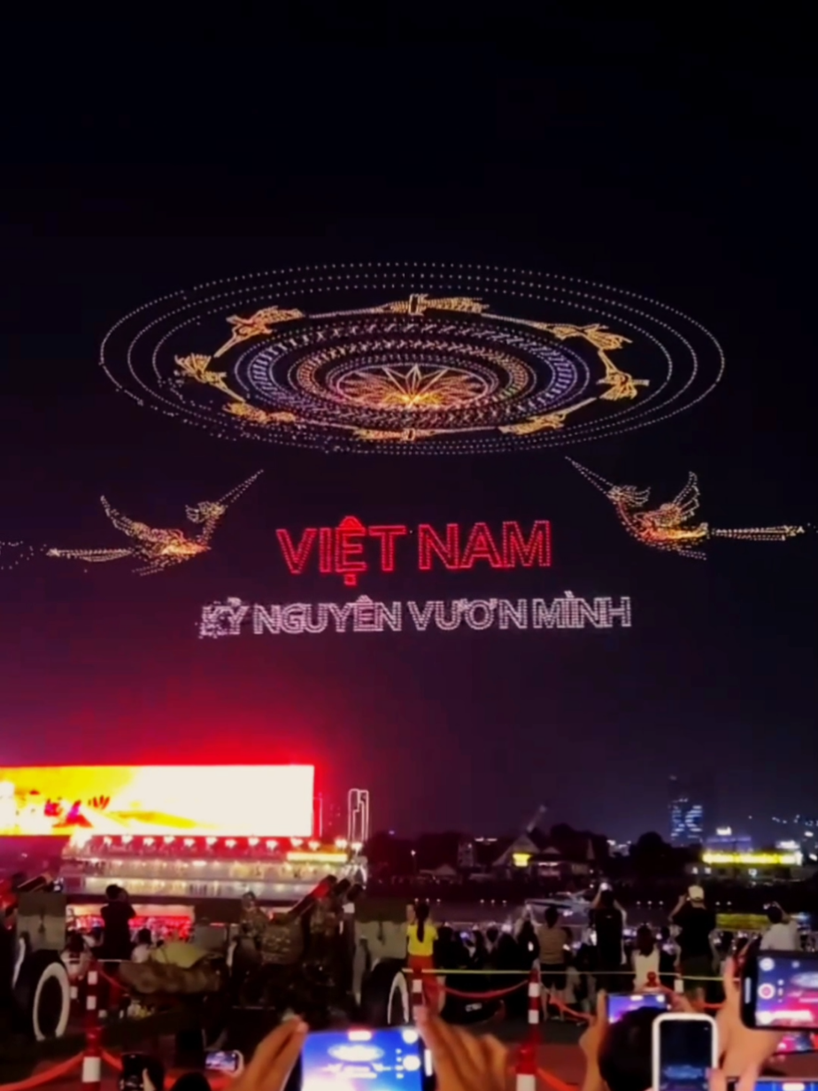 Màn biểu diển tuyệt đẹp bới 10.500 Drone tại TP. HCM đêm nay #toiyeuvietnam #tinhyeuvietnam #dongmauvietnam #dongmauviet #30thang4 #dieubinh #tphcm #tintuc #thinhhanh #xuhuong #fyp 