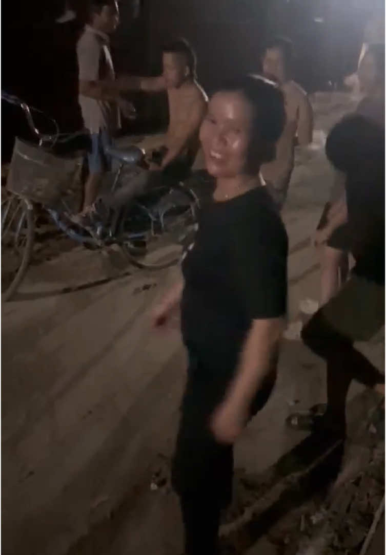 Khi cả làng được đúng 1 idol Có điều nghe cả buổi vẫn không hiểu idol nói gì #idol #xuhuong 