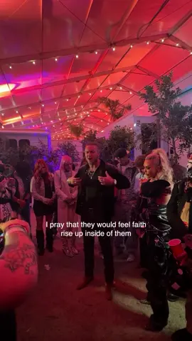When @Jelly Roll asks you to pray over the night! Grateful that we have a God that not only CAN meet us anywhere, but actually WANTS to meet us anywhere and with anyone who calls on Him. One of my fav moments from @stagecoach 