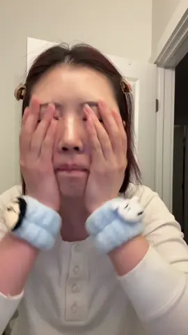 genuinely the best part of my day and if you aren’t double cleansing yet, now’s the perfect time to start 😙 also im obsessed with these wristbands @anua_global heartleaf pore control cleansing oil @delphyr_global liposome daily cleansing foam  #doublecleansing #doublecleanse #skintok #fyp #skincare #skincareroutine #kbeauty #koreanskincare #cleansingoil #anuacleansingoil 