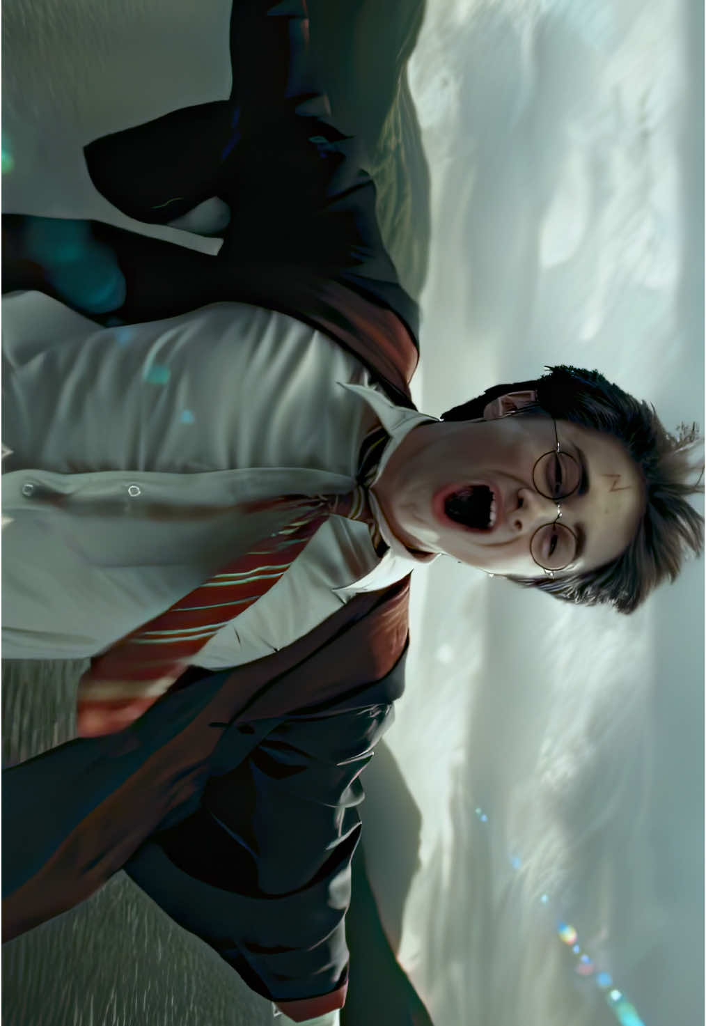 Harry, Şahgaga’ya binip gökyüzünde özgürlüğün tadını çıkardığı sahne. Film, bir çocuğun büyücülük dünyasında kendini keşfetmesini konu alır. 🎬 Film: Harry Potter ve Azkaban Tutsağı 🎥 Yönetmen: Alfonso Cuarón 📆 Yapım Yılı: 2004 🎞️ Tür: Fantastik • Macera ——————————————— Harry rides Buckbeak and enjoys the feeling of freedom in the sky in this scene. The film tells the story of a boy discovering himself in the world of magic. 🎬 Movie: Harry Potter and the Prisoner of Azkaban 🎥 Director: Alfonso Cuarón 📆 Release Year: 2004 🎞️ Genre: Fantasy • Adventure #HarryPotter #Buckbeak #Durinema