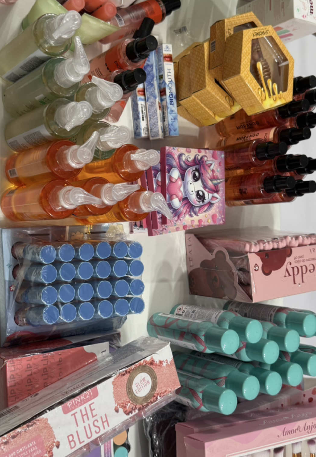 abrindo uma caixinha recheada de novidades 🤩 #lojademaquiagem #novidades #maquiagem #empreendedorismofeminino #donadeloja 