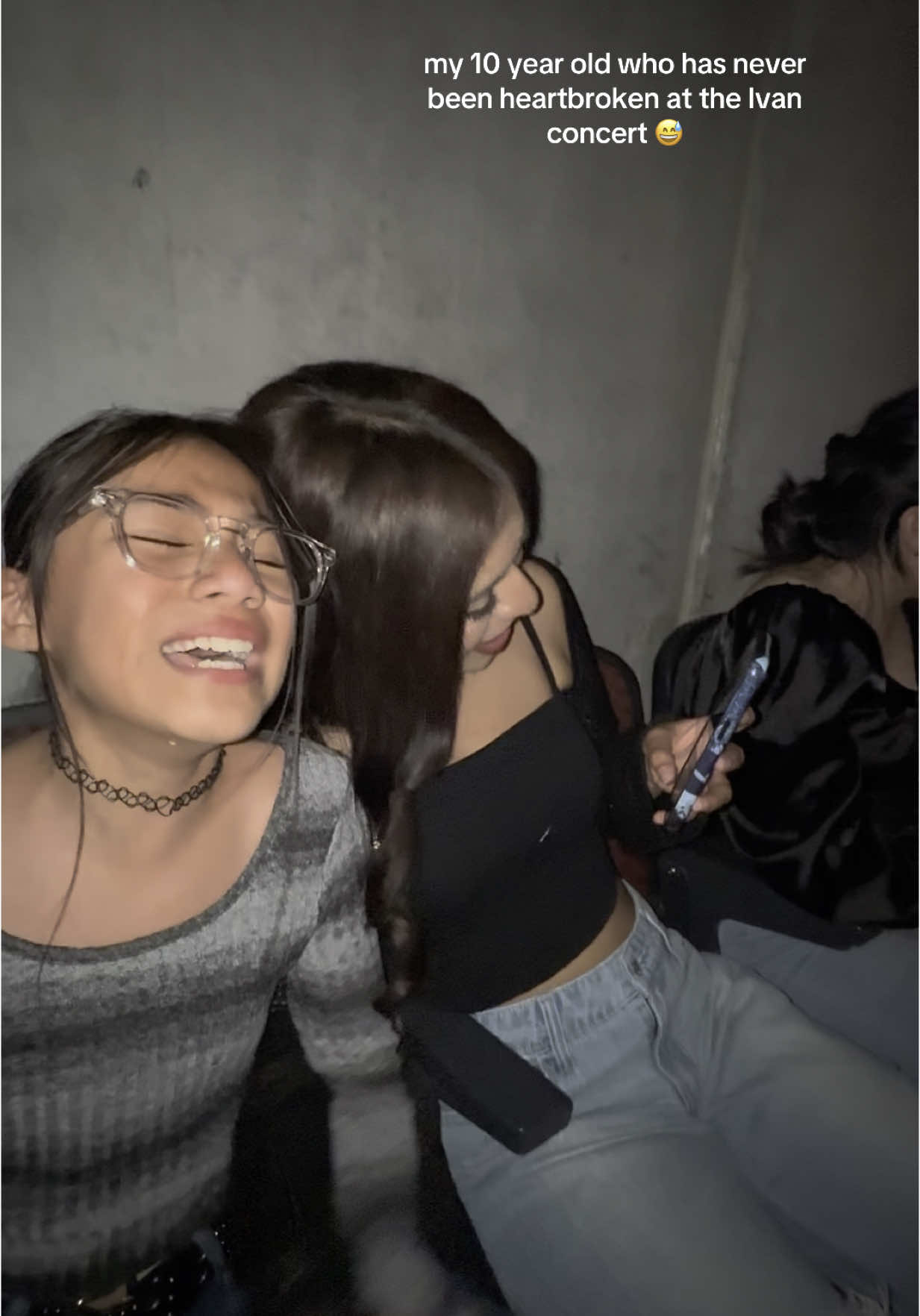 she was just so happy to be there lol #ivancornejo #parati #viral #chicago #miradatour #emotional #fyp #concert #crying @Ivan bruh 