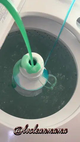 this smelled BOMBBB!!! these suds were thicccc just like my sammie boo @Mimis Laundry ♡  & s/o to her for the pinol powder i used in this 😍😍😍🩷 mixed with some gain og & tide matic 🔥 & added some pine & target brand softener to 💀 the suds 😘 even added a quick lil rinsy rinse at the end 🙂‍↕️ #laundry #laundrytok #fyppppppppppppppppppppppp 