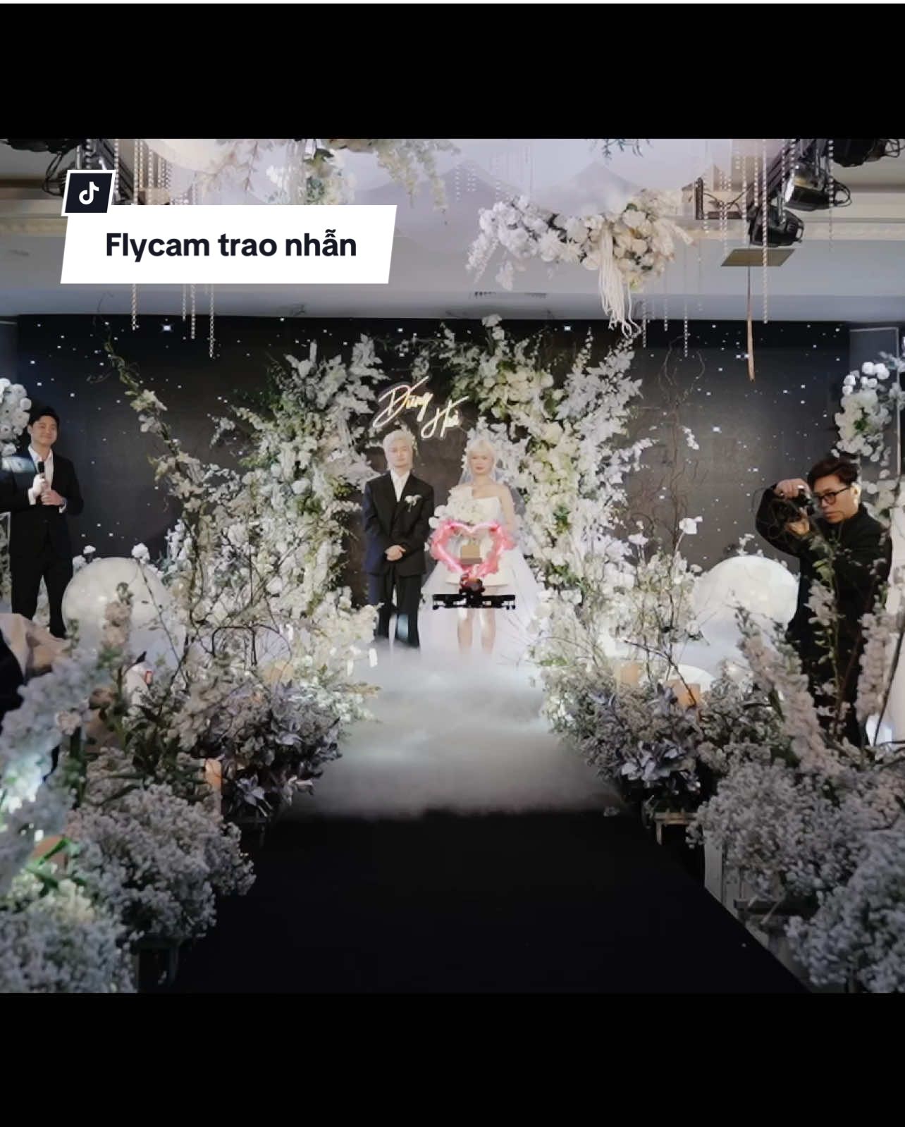 Nhẫn cưới được ‘hạ cánh’ an toàn, tình yêu thì ‘cất cánh’ suốt đời! #FlycamMangNhẫn #ĐámCướiXịnXò #forevermark #WeddingTrend  #xuhuong#trending#viral#tieccuoi 