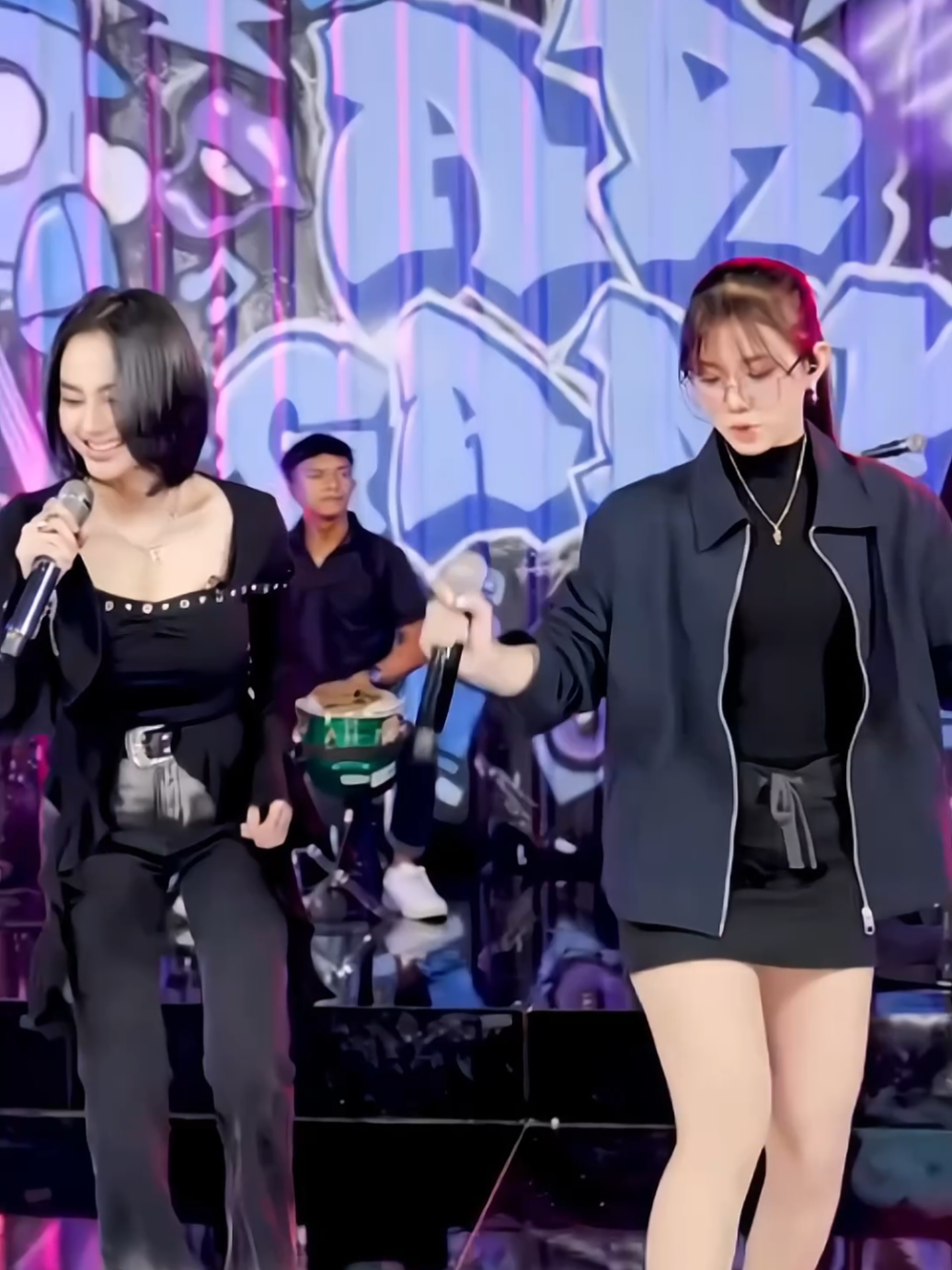 Arlida Putri Ft. Leona Zhen - Stel Kendo(official live music) songwriter: Andi Mbendol source: YT Arlida Putri Official #arlidaputri #leonazhen #stelkendo #officiallivemusic #trending 