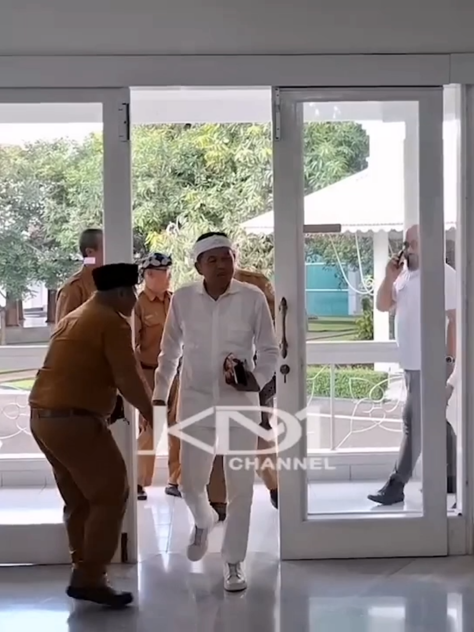 KDM bertemu sama Anak-anak yang berjalan kaki ke Sekolah. #dedimulyadi  #dedimulyadi71  #kangdedimulyadichannel  #kangdedimulyadi  #kangdedimulyadiofficial  #kangdedymulyadi  #kdm  #bapaaing  #subang  #jakarta  #bekasi  #cikarang  #krawang   #ciamis  #majalengka  #bandung  #tasik  #sukabumi  #cianjur  #pilgub  #cirebon  #indramayu  #sumedang  #purwakarta  #garut  #pangandaran  #gerindramenang2024  #bapakaing  #jabaristimewa   #pilgubjabar2024  #xyzbca  #cyzbca  #trending  #viral  #gerindra  #prabowo  #prabowosubianto  #fyp  #foryoupage  #foryou  #tokoh  #seniman  #well  #capcut  #tiktok  #jawabarat  #indonesia🇮🇩  #indonesia  #gubernur  #pilkada  #lewatberanda  #berandatiktok  #nyihyang  #nyihyangsukmaayu #sekolah  #smp #jalankaki 