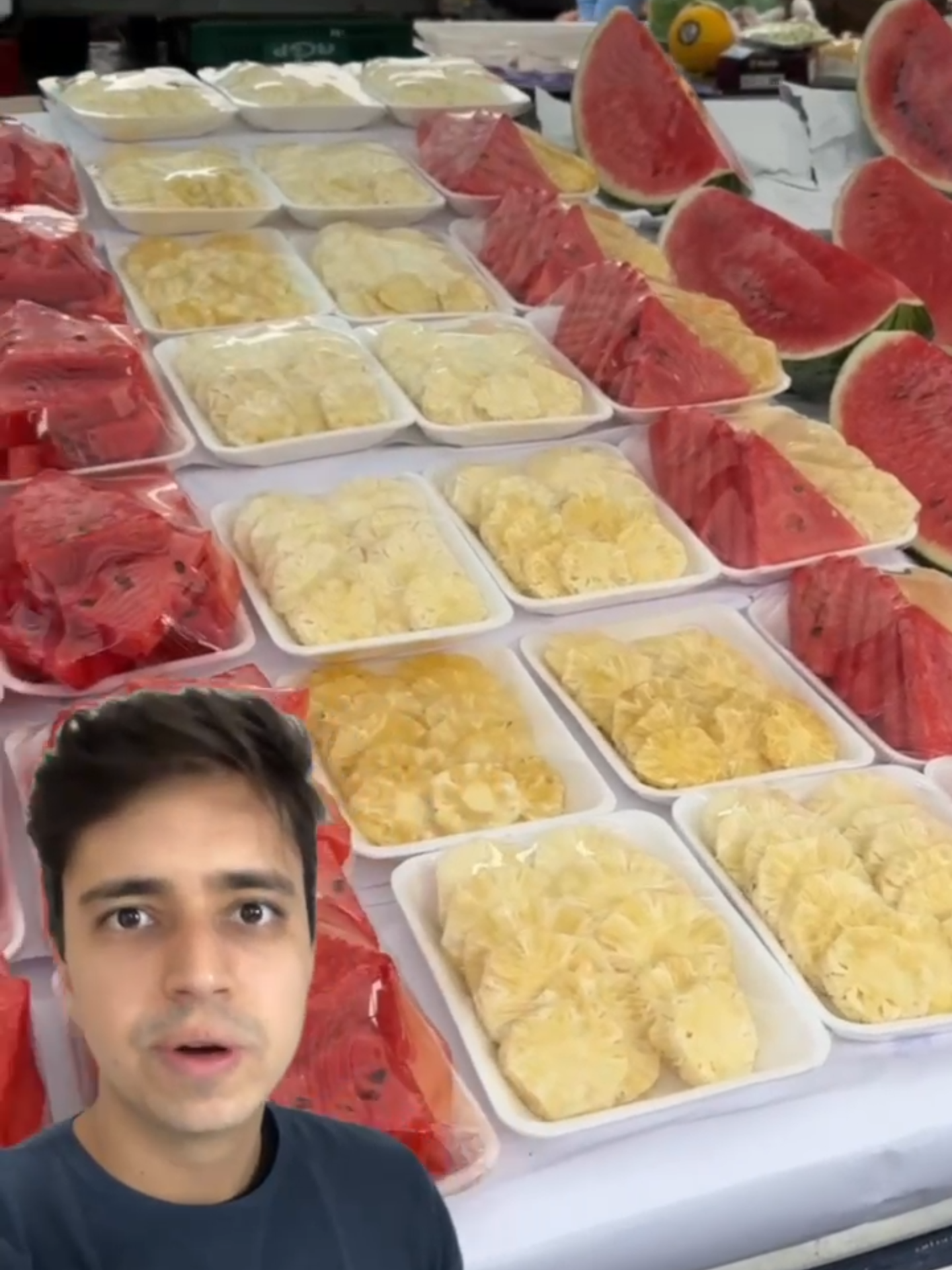 A verdadeira habilidade não está só no produto, mas em como ele é oferecido! Passeando por uma feira de rua aqui em São Paulo, vi um vendedor transformar uma simples melancia em algo muito maior: vendendo em fatias, em cubos prontos para o consumo e até criando combinações com outras frutas. Uma pequena mudança na apresentação... e uma grande diferença na percepção de valor! No seu e-commerce, você também está embalando seu produto de formas que encantam e facilitam a escolha? Às vezes, o segredo não é mudar o que você vende, mas como você entrega. #ecommerce #fyp #vendasonline