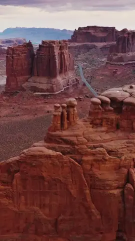 🏜️ O Mundo Mágico de Bryce Canyon • 📍 Bryce Canyon – Utah, EUA • 🏛️ Famoso por suas formações rochosas chamadas hoodoos • 🎨 Cores incríveis: tons de vermelho, laranja e branco • 🏞️ Mais de 2.700 metros de altitude • ✨ Ao amanhecer, o parque parece um castelo de fogo e pedra! 🌟 Um dos céus noturnos mais estrelados dos Estados Unidos! #canion #brycecanyon #brycecanyonnationalpark #brycecanyonutah #estadosunidos🇺🇸 #estadosunidos #traveltiktok #fyp #foryoupage #saltopelomundo #travel #viagensincriveis #estilodevida