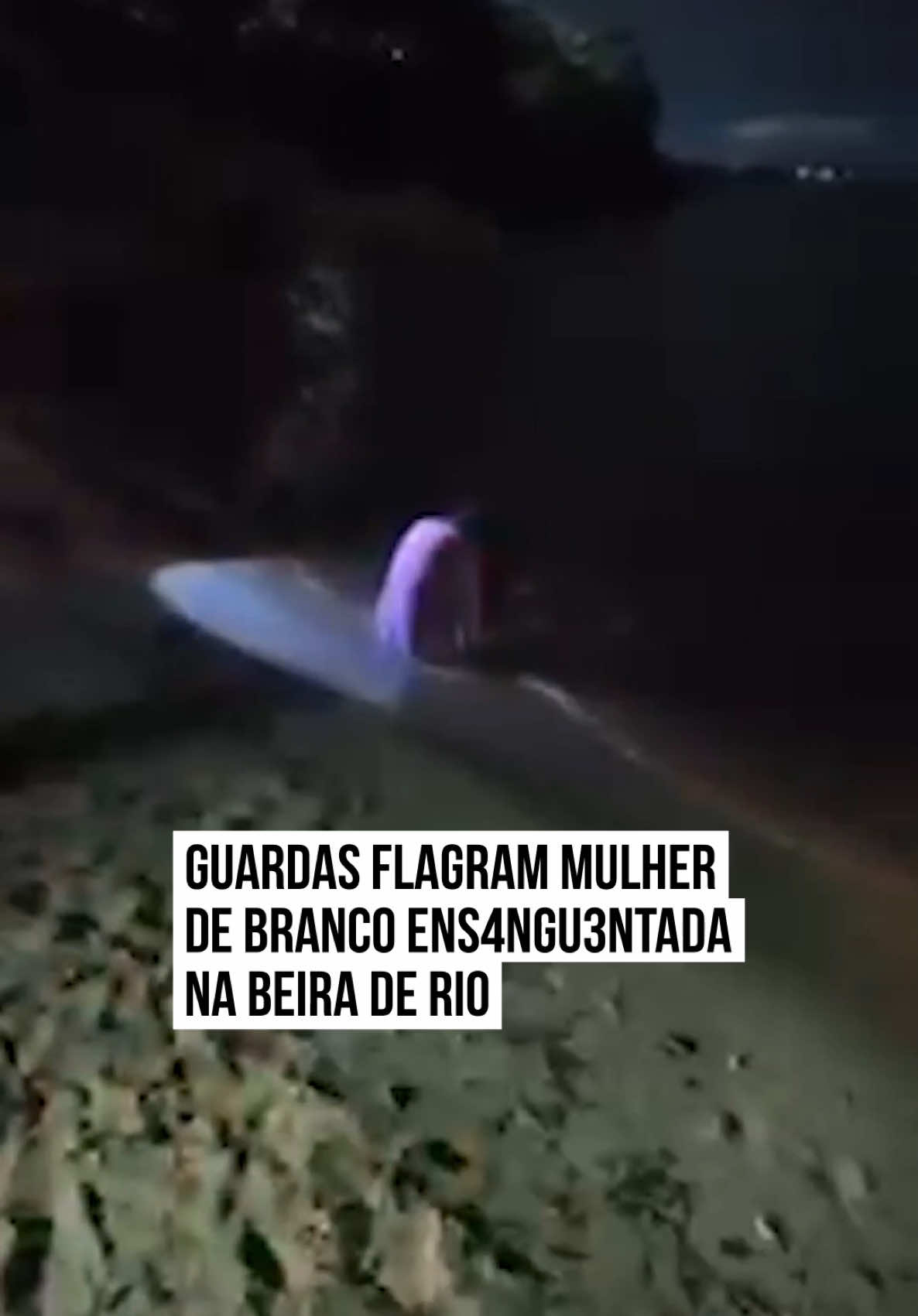 Uma #mulher vestida de branco foi flagrada por guardas municipais de #Manaus (AM) na beira do Rio Negro. Imóvel, curvada e com os cabelos longos cobrindo o rosto, ela estava com as pernas ens4ngu3ntadas. A abordagem assustadora ocorreu em 20 de abril, por volta das 3h, mas o #viralizou há poucos dias. Em um vídeo, os policiais que faziam patrulhamento falam para ela: “Ei, mulher? Tá tudo bem aí?”. Sem resposta, eles insistem e, em seguida, pegam as lanternas, iluminam a mulher e vão se aproximando. Os guardas disseram que ela murmurava frases desconexas. A impressão que eles tiveram era de que a mulher praticava algum #ritual religioso. Sem querer interferir, eles a deixaram e seguiram o patrulhamento. Mais tarde, por volta das 4h, a mesma mulher foi localizada em outro ponto da orla. Quando questionada, ela disse não se lembrar do que havia ocorrido e afirmou estar bem, e que não necessitava de atendimento médico. Apesar das diversas interpretações nas redes sociais, a Guarda Municipal esclareceu que a abordagem seguiu protocolos de respeito e cautela, levando em consideração a situação de vulnerabilidade da mulher. Até o momento, ela não foi identificada. #TikTokNotícias 