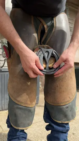 If only I had the ability to mix the right amount of impression material this would have been a beautiful job! 😂 still; pretty made up it will help this horse.  #farrier #farriersoftiktok #fyp #oddlysatisfying #forfarriersbyfarriers #hoofcare #satisfyingvideos #hoof 