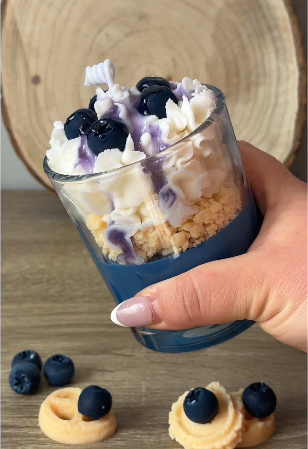 Így készül a legújabb desszert gyertyánk a Blueberry Pie. 🫐💙 #sweetdream #candle #candlemaking #candlebusiness #SmallBusiness #candlelover #soywax #natural #handmade #gyertya #kisvállalkozás #kézműves #egyedi #foru #fyp #nekedbelegyen #foryoubaszeretnemlatni 