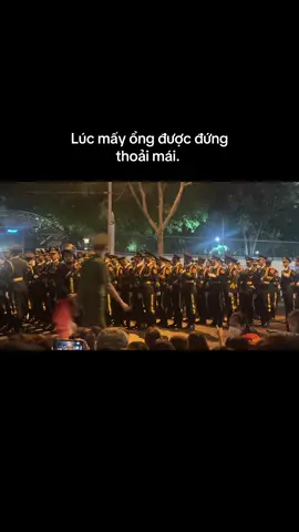 Tui ngồi ở đâu thì quay được ở khu vực đó. Lúc này mới mưa xong nên mấy ổng được đứng thoải mái, để chỉnh trang lại y phục trước khi buổi lễ diễn ra. 