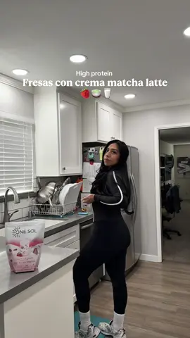 High protein 🍓 fresas con crema matcha 🍵 latte recipe✨ this recipe is sooo good I had my friends and family try it and they were obsessed 10/10 recommend giving this one a try. @One Sol protein “America” 160 cals 24g protein  #weightloss #Recipe #lowcalorie #protein #matcha #fresasconcrema #mexican  