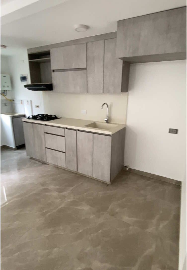 Apartamento en arriendo🏡. 📍 Bello, Barrio Navarra 🏢 Unidad Plazuela del Norte. Código: BLP9853 👇🏼 Especificaciones 👇🏼 2 alcobas 2 closet 1 baño Sala comedor Cocina integral Zona de ropas Calentador de agua Ventanal 🅿️ Parqueadero privado 50 metros 💰 1.300.000 . . . . . . . . #SomosTuMejorOpcion #Arrendamientos #Ventas #Apartamentos #Ventas #Inmobiliarias #NuestroMundoInmobiliaria #Bello #Medellin #Colombia #Propiedades #Vivir #hogar 