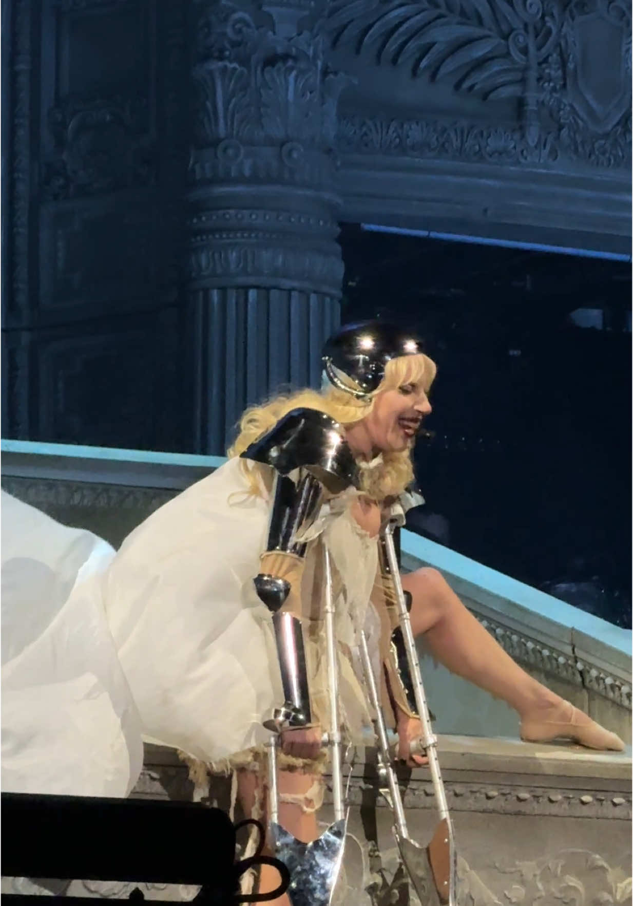 Paparazzi – Lady Gaga 📸 Cuando la vi ponerse esa armadura… fue como volver a 2009, pero más poderoso, más iconico. @ladygaga , esto fue un homenaje a toda una era, y lo hiciste más épico que nunca. ❤️ Que nostalgia me dio ver esto en vivo 🥹❤️‍🩹  #paparazzi #ladygaga #concerts #popicon #fyp #paratii #littlemonsters #mothermonster #iconic #mexico🇲🇽 #mayhem #viralllllll #vivalamayhem 