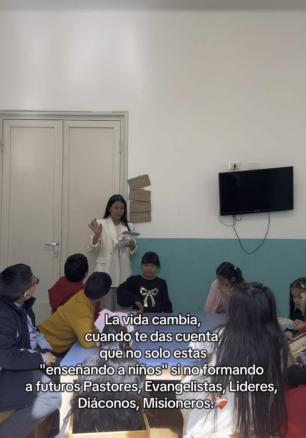 Agradezco a Dios por darme el privilegio tan grande de poder servirle en este ministerio ❤️ Cuando entendemos aquello, nos damos cuenta de lo mucho que tenemos en nuestras manos ✨ #iglesia #niños #escuelitadominical #maestraescueladominical #amaradiossobretodaslascosas #juventudcristiana #servicio #amor #entrega #paravoce #paratiiiiiiiiiiiiiiiiiiiiiiiiiiiiiii #paratiii #foru #foryouu #foruyou #tiktokcristiano #viralditiktok 