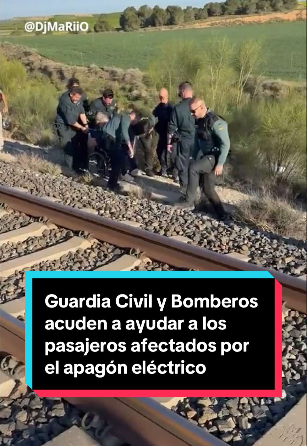🔴👏 Guardia Civil y Bomberos acuden a ayudar a los pasajeros 4f3ct4d0s por el apagón eléctrico que viajaban entre Barcelona y Zaragoza. En el tren, en el que se encontraba el youtuber DjMariiO, ha compartido cómo les han ayudado en cada momento: 