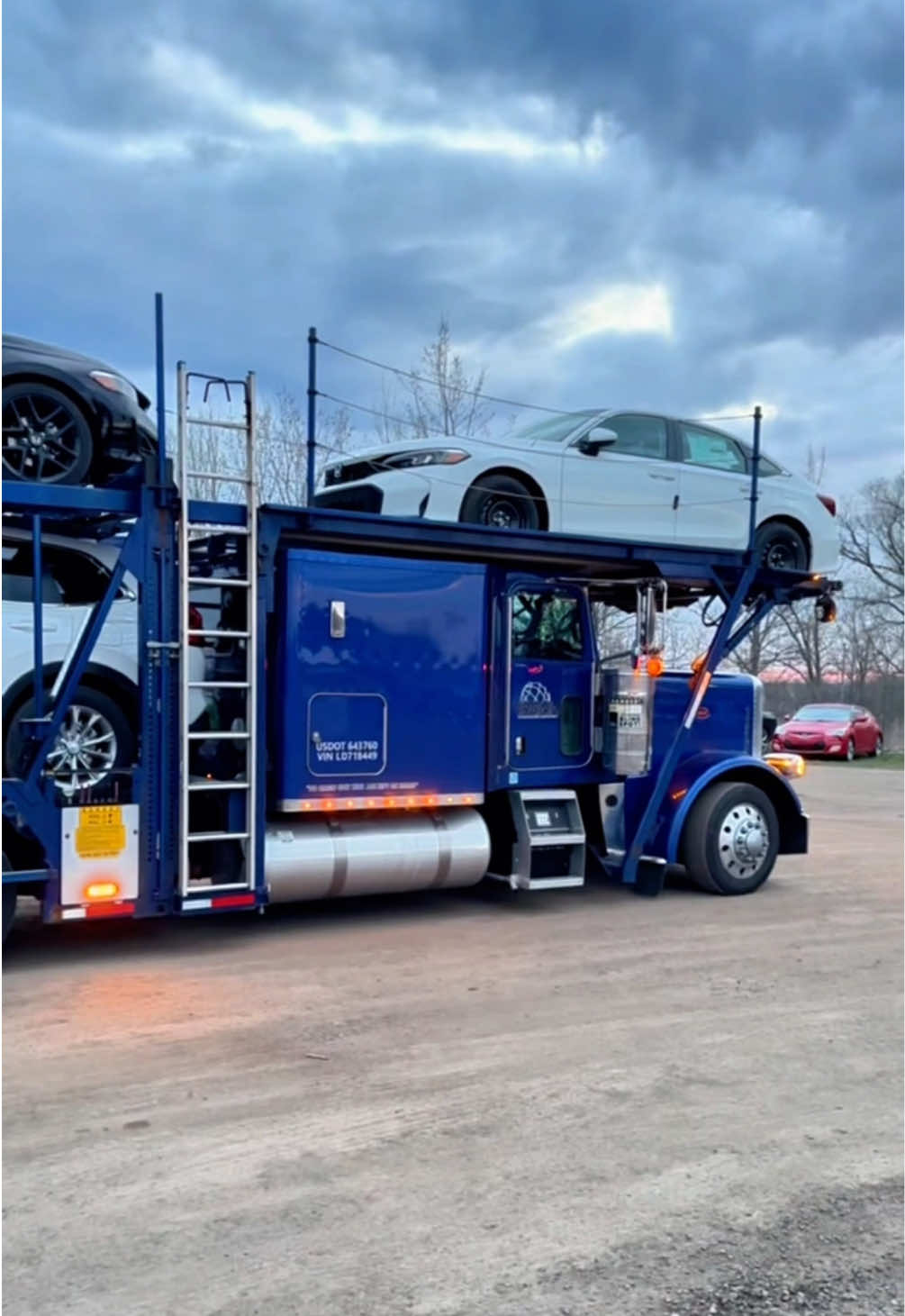 POV: You just loaded 10 cars on your CX-11. 💪   🎥: Ten Pack Terry (Auto Hauler)   #carhauler #truck #trucking #pov #highrail #loaded #peterbilt #cottrell #vtc #wedeliver #foryou 