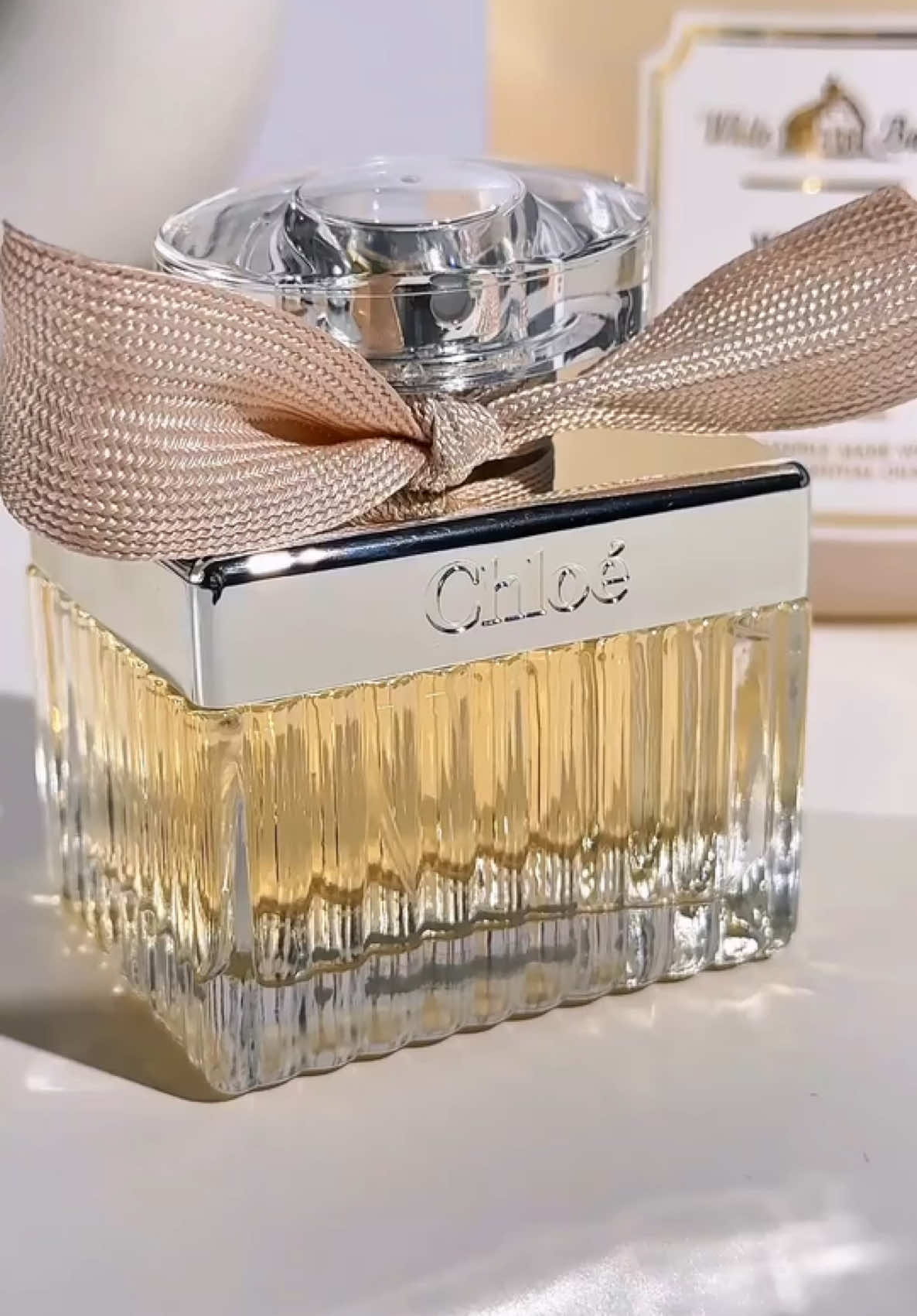 O perfume feminino Chloé Eau de Parfum traduz a individualidade criativa e a confiança da mulher Chloé. Com uma fragrância fresca, feminina e cheia de personalidade, é perfeito para espíritos livres que exalam uma elegância espontânea. E o melhor: esse é apenas um dos muitos perfumes incríveis que você encontra aqui na Ana Cavalli Beauty. Prepare-se para se apaixonar! #chloe #AnaCavalliBeauty #perfumesimportados #perfumetiktok 