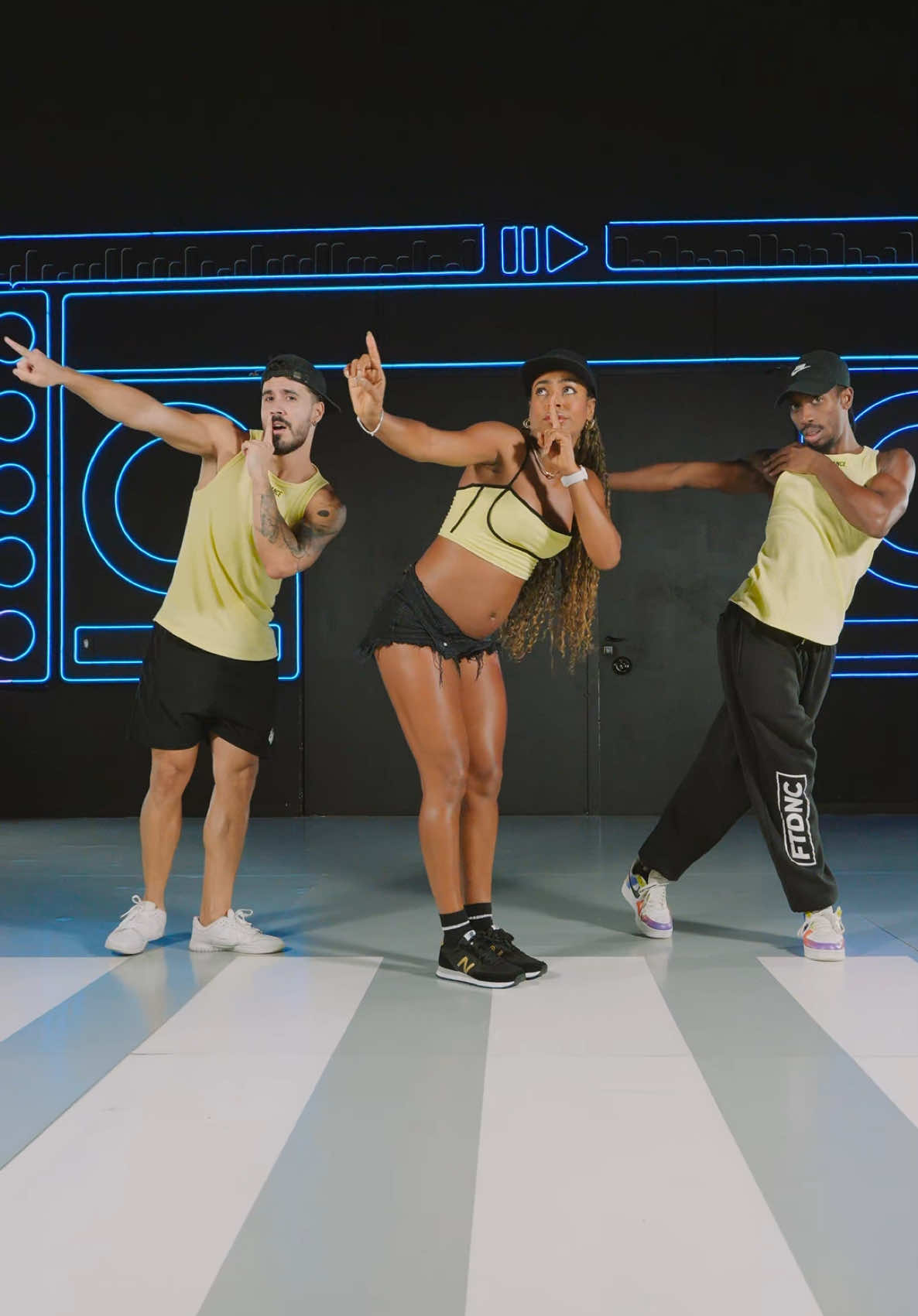 É coreografia nova e em alta que vocês querem? 😍🔥 “SENTA E CALA BOCA” já tá no canal para você dançar muito com a gente! Bora?  Dançarinos: @Gustavo Santos @NaiDarlen_ @Allan Ramirez