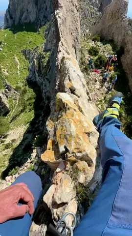 @locuraporlamontaña en la cresta de Bernia. Un paréntesis entre corredores invernales. Levante es mucho más que playa. 🤩🧗🏼‍♂️⛰️ #alpinismo #climbing #escalar #parati #sport #mountain #spain #españa #vistas #mar #sea #playa #beach #nature #montaña #naturaleza #vistas #alicante #cresta 