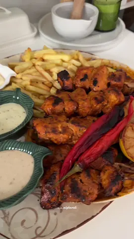 شيش طاووق✨ صدور دجاج تقطع قطع وسط ماتكون صغيره عشان ماتنشف بالفرن  التتبيله (  خل او ليمون زبادي زيت زيتون ملح بهارات مشكله معجون ثوم ومعجون كزبره معجون فلفل احمر ) الافضل تتبل وقت طويل من ساعتين الى ليله كامله في الثلاجه  ندخلها فرن مسبق التسخين اعلى حراره من فوق وتحت تقريباً من ٢٠ الى ٢٥ دقيقه  اخر شي ندهنها بالزبده ونغطي عليها بقصدير قبل التقديم  عشان تبقى طريه