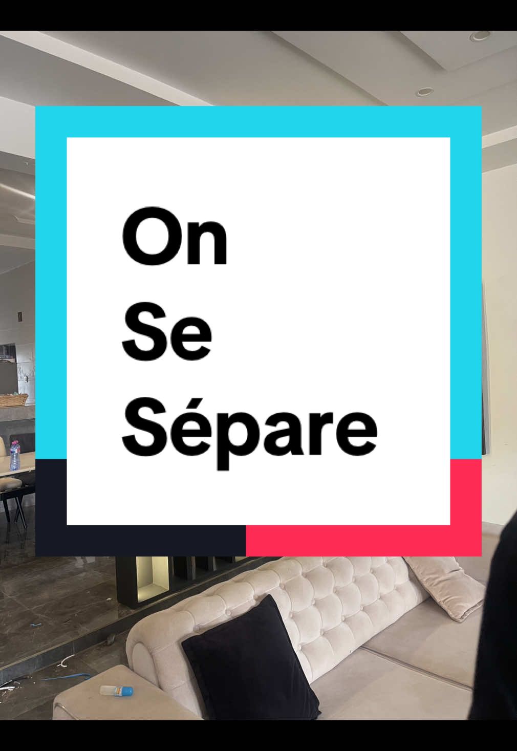 Parfois une séparation ça peut nous réunir 🤔. Cette sublime séparation salon/salle a manger est l’idéal pour dynamiser et illuminer vos soirées. L’éclairage qui va avec amène rajoute du caractère a votre salle. #homedeco227 #creatorsearchinsights #niameyniger🇳🇪💃🏻🔥 #diningroom #decoration 