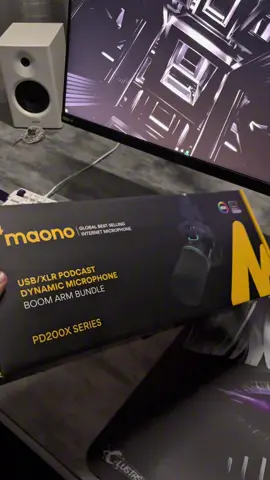 Maono PD200X: áudio de alta qualidade com conexão USB e XLR, braço articulado de metal,iluminação LED ajustável e compatibilidade com o software Maono Link para personalização de configurações. Estoque no Brasil. LINK em minha bio. @maono_brasil  #setup #techtok #setupgaming #pc #pcgaming #wallpaper #maono #maonopd200x 