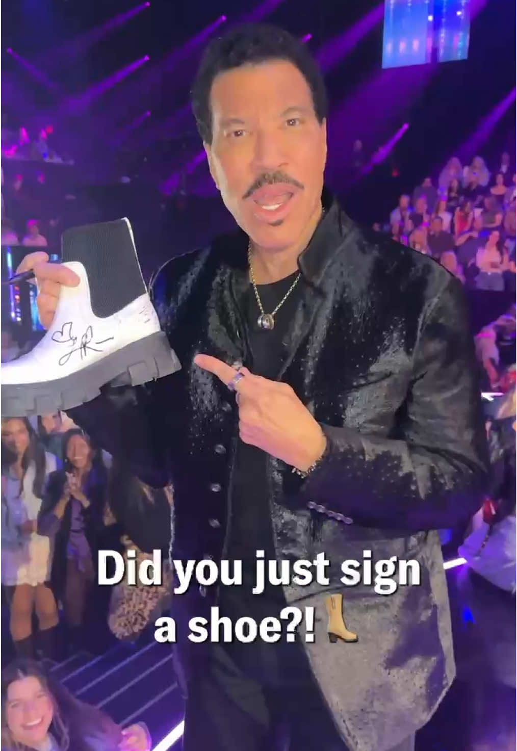 The next #americanIdol has some big shoes to fill! Until then, I'll keep signing them 🤣👟