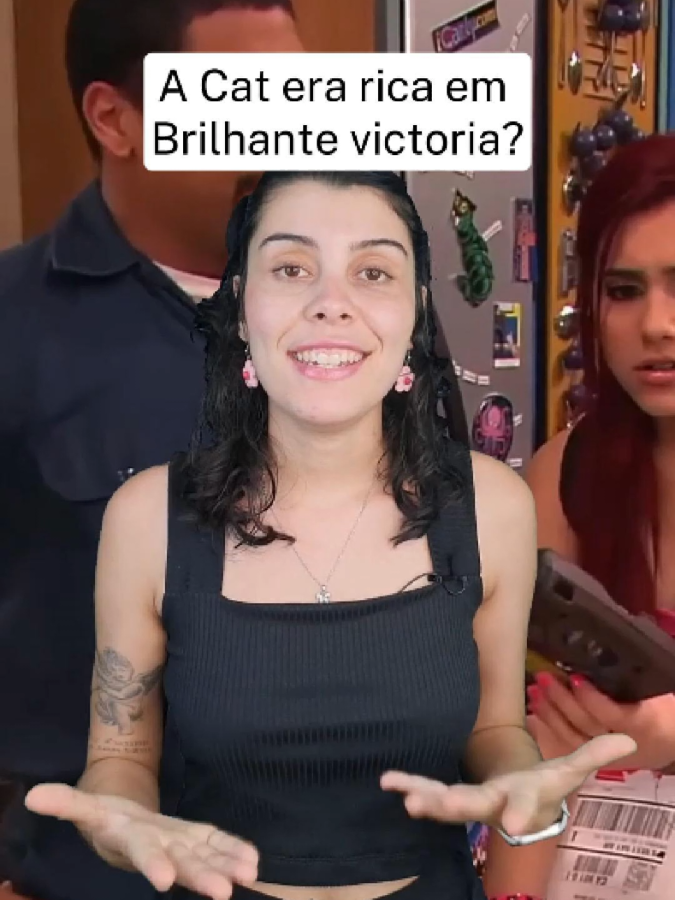 Vocês já tinham reparado o quanto a Cat gasta na série? Se eu fosse falar de tudo que ela já comprou não ia caber no vídeo, mas se você assim como ela ama comprar produtos baratinhos online, vou deixar o link na minha bio (descrição do perfil) e o ID dos produtinhos da @Shopee Brasil que aparecem no vídeo pra você buscar dentro do app: ✨Blusa crepúsculo CFD-RQX-SEU ✨Bobbie Goods BBZ-XMS-PAM ✨Marcadores BAQ-EKQ-UWJ ✨Brincos AUB-EXH-SFS ✨Luminária de patinho BCA-FTB-VZS ✨Pano de prato AMM-XDR-MNJ ✨Kit copo medidor CCV-MDL-TUY #acheinashopee #ShopeeCreator #brilhantevictoria #nickelodeon #arianagrande #samecat #pixelandoo #victoriajustice #victorious #catvalentine #robbieshapiro #jadewest #tori #trina #torivega #trinavega #andre #lizgillies  *Publi