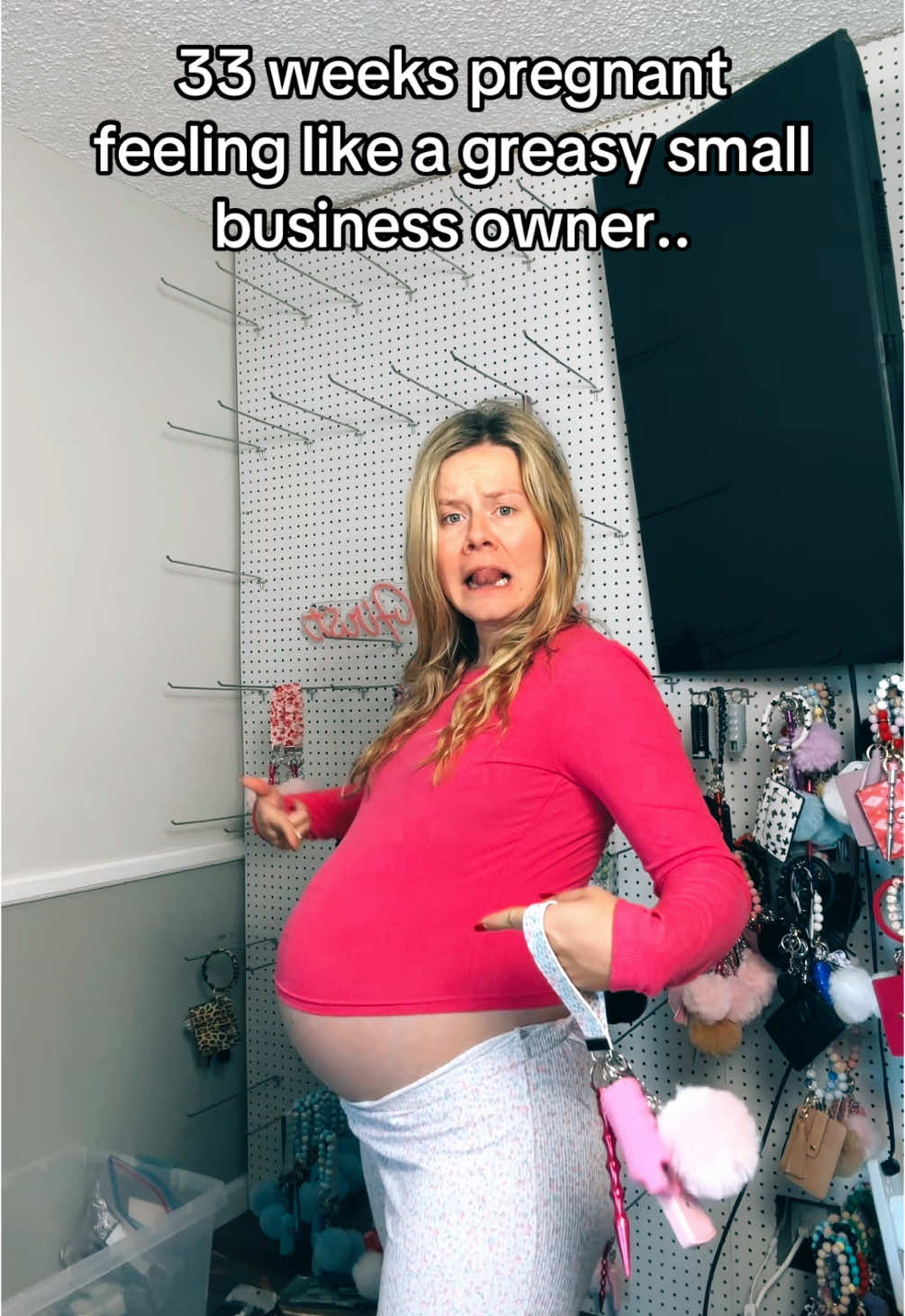 Happy last day of packaging orders! Over the last few weeks, I have just felt so greasy and so not put together! I know that doesn’t matter in the long run but I feel so so much better😭 #fyp #fypシ #fypage #fypシ゚viral #greasy #greasyhair #pregnant #pregnantlife #pregnanttiktok #hair #hairtok #hairtransformation 